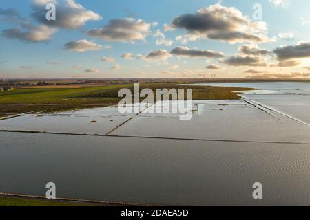 Drohnenansicht, Landschaft an der Dockkoogspitze mit der Mündung der Husumer Au, Husum, Schleswig-Holstein, Deutschland, Europa Stockfoto