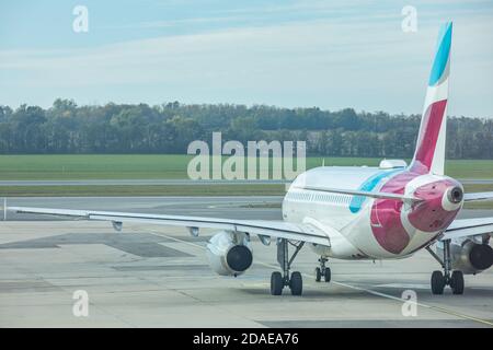 Stuttgart, Deutschland - 4. Oktober 2020: Eurowings Europe Airbus A320 am Flughafen Stuttgart in Deutschland. Airbus ist ein europäischer Flugzeughersteller Stockfoto