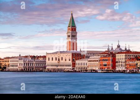 Ein Blick auf die historischen Gebäude am Wasser von Venedig, Venedig, Italien. Stockfoto