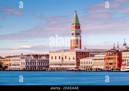 Ein Blick auf die historischen Gebäude am Wasser von Venedig, Venedig, Italien. Stockfoto