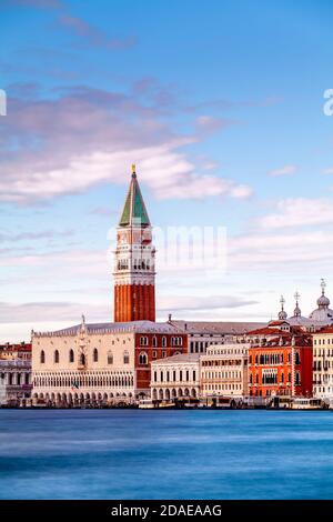 Ein Blick auf die historischen Gebäude am Wasser von Venedig, Venedig, Italien. Stockfoto