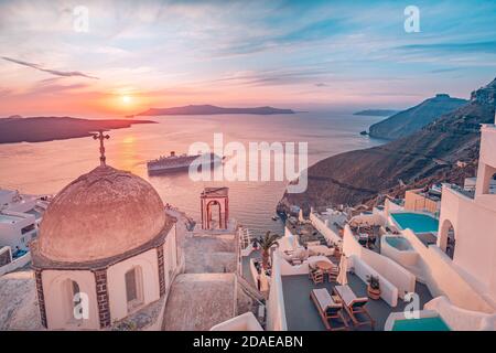 Fantastische Aussicht auf Santorini am Abend. Malerischer Frühlingsuntergang auf berühmtem Aussichtort Fira, Griechenland, Europa. Hintergrund des Reisekonzepts. Sonnenuntergang Stockfoto