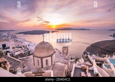 Fantastische Aussicht auf Santorini am Abend. Malerischer Frühlingsuntergang auf berühmtem Aussichtort Fira, Griechenland, Europa. Hintergrund des Reisekonzepts. Sonnenuntergang Stockfoto