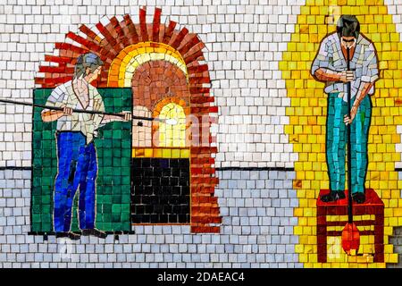 Ein farbenfroher Wandbild vor einer Glasfabrik auf der Insel Murano, Venedig, Italien. Stockfoto