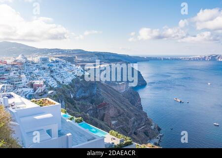 Toller, entspannender Blick auf die Insel Santorini bei Sonnenuntergang. Urlaub Sommer Sonnenuntergang auf der berühmten Fira, Griechenland, Santorini. Luxus Reise Konzept Hintergrund Stockfoto