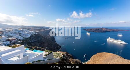 Oia Stadt auf Santorini Insel, Griechenland. Traditionelle und berühmte Häuser und Kirchen mit blauen Kuppeln über der Caldera, Ägäis, Luxus-Reise-Panorama Stockfoto