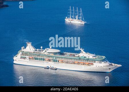 Großes Kreuzfahrtschiff, das über das Mittelmeer segelt. Luxuriöses Crewschiff, das im offenen Wasser segelt Stockfoto
