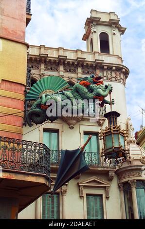 Casa Bruno Cuadros, La Rambla, Barcelona, Katalonien, Spanien: Detail der Drachenskulptur an der Fassade. Stockfoto