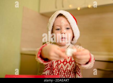 Das kleine Kind bereitet den Teig vor, in der Küche Kekse backen Stockfoto