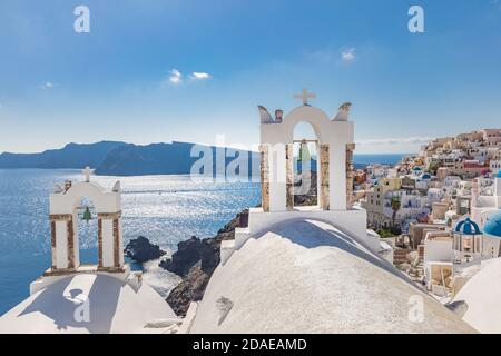 Santorini, Griechenland. Malerischer Meerblick auf traditionelle kykladische Santorini Häuser in einer kleinen Straße mit Blumen im Vordergrund. Tolle Reiselandschaft Stockfoto