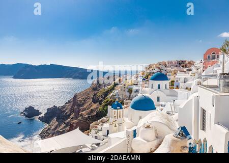 Weiße Architektur des Dorfes Oia auf Santorini, Griechenland. Toller Meerblick, Sommerferienlandschaft. Luxuriöses Reiseziel, berühmtes Wahrzeichen Stockfoto