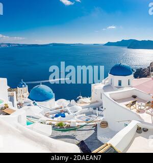 Weiße Architektur des Dorfes Oia auf Santorini, Griechenland. Toller Meerblick, Sommerferienlandschaft. Luxuriöses Reiseziel, berühmtes Wahrzeichen Stockfoto