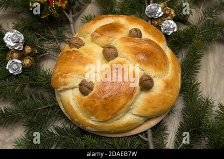 Weihnachtsbrot mit Walnüssen auf dem Tannenzweig Stockfoto