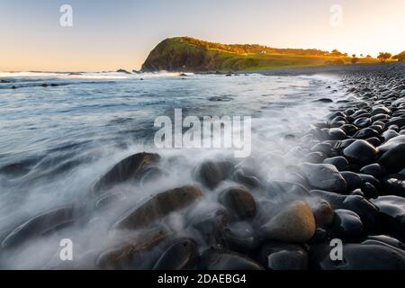 Sonnenuntergang am Pebbly Beach in Crescent Head. Stockfoto