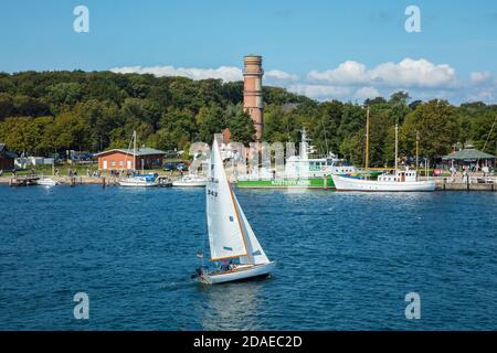 Schleswig-Holstein, Travemünde. Blick von Priwall über die Trave auf den alten Leuchtturm. Stockfoto