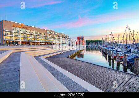 Schleswig-Holstein, Travemünde - Priwall, Waterfront - Beach Bay. Es ist die Neuentwicklung am Passathafen. Restaurants und Ferienwohnungen und das Hotel Fahren Sie langsamer. Stockfoto