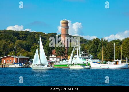 Schleswig-Holstein, Travemünde. Blick von Priwall über die Trave auf den alten Leuchtturm. Stockfoto