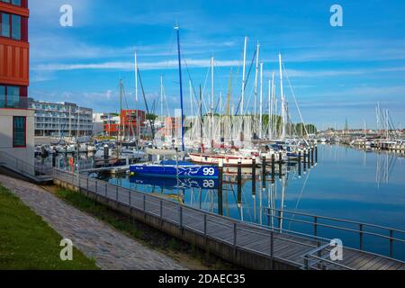 Travemünde - Priwall, Waterfront - Beach Bay. Es ist die Neuentwicklung am Passathafen. Restaurants und Ferienhäuser und das Hotel Slow Down Stockfoto