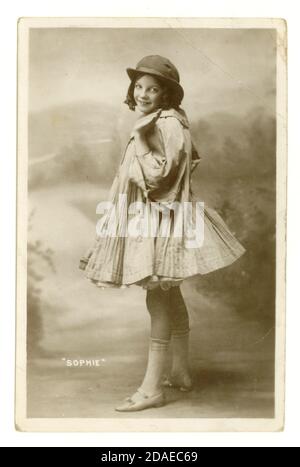 Original vor dem 1. Weltkrieg Grußkarte von niedlichen Mädchen von Teenagerjahren namens Sophie, posiert in einem Tanzkostüm, veröffentlicht 1913, Großbritannien, Walsall, in der Nähe von Birmingham, West Midlands, England, Großbritannien Stockfoto