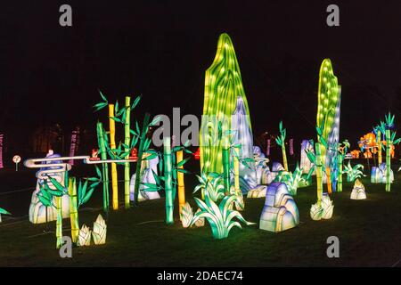 TALLINN, ESTLAND - 15. DEZEMBER 2019: Traditionelle chinesische Laternen leuchten für die Feier des Laternenfestes Stockfoto