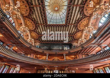 Barcelona, Spanien - 24. Feb 2020: Üppiger Balkon-Zwischenboden mit Buntglas-Oberlicht in der Catalonia Music Hall Stockfoto