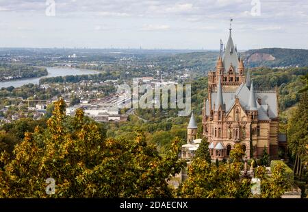 Königswinter, Nordrhein-Westfalen, Deutschland - Schloss Drachenburg am Drachenfels, Sehenswürdigkeit und Destination im Siebengebirge am Rhein. Stockfoto