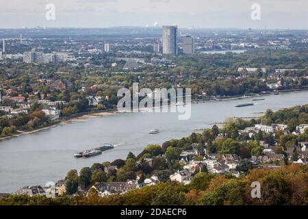 Königswinter, Nordrhein-Westfalen, Deutschland - Blick vom Drachenfels, Sehenswürdigkeit und Ziel im Siebengebirge am Rhein, über Königswinter Richtung Bonn. Stockfoto