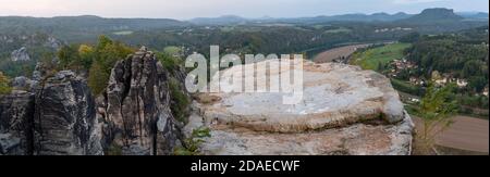 Deutschland, Sachsen, Bastei, Blick von der Bastei Blick über das Elbtal mit dem Kurort Rathen, Nationalpark Sächsische Schweiz Stockfoto