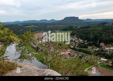 Deutschland, Sachsen, Bastei, Blick über das Elbtal zum Kurort Rathen und zum Elbsandsteingebirge Stockfoto