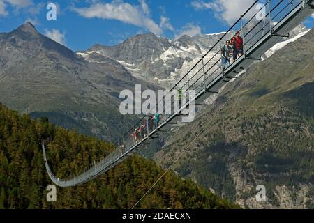 Wanderer auf der Charles Kuonen Hängebrücke, Randa, Wallis, Schweiz Stockfoto