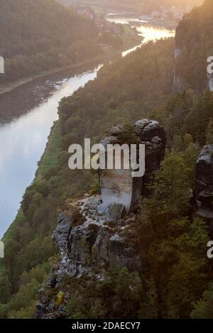 Deutschland, Sachsen, Bastei, Blick über das Elbtal zum Elbsandsteingebirge, Nationalpark Sächsische Schweiz Stockfoto