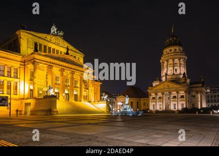 Blick auf den berühmten Gendarmenmarkt bei Nacht. Konzertsaal (Konzerthaus) und Neue Kirche (Deutscher Dom oder Neue Kirche) am Gendarmenmarkt in Be Stockfoto