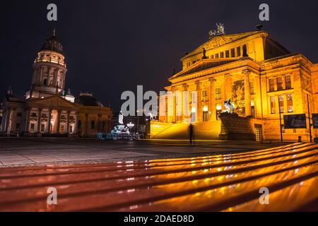 Blick auf den berühmten Gendarmenmarkt bei Nacht. Konzertsaal (Konzerthaus) und Neue Kirche (Deutscher Dom oder Neue Kirche) am Gendarmenmarkt in Be Stockfoto