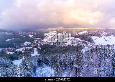 Blick auf den Winter vom Tanvaldsky Spicak Berg. Ländliche Landschaft mit Jiretin und Albrechtice Dörfern, Isergebirge, Tschechische Republik Stockfoto