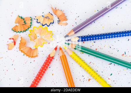 Buntstifte Buntstifte auf weißem Tisch, Regenbogenfarben, Nahaufnahme Stockfoto