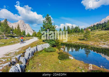 Mann mit E-Bike in der Fanes Alm, Dolomiten von Fanes Sennes Prags, St. Vigil in Enneberg, Bozen, Südtirol, Italien, Europa, Stockfoto