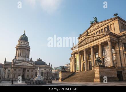 Berlin, Deutschland - 16. März 2015: Blick auf den berühmten Gendarmenmarkt bei Sonnenaufgang in Berlin Mitte, Deutschland Stockfoto