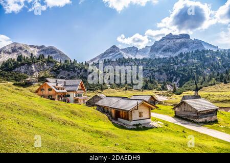 Das kleine Alpendorf Fodara Vedla, Dolomiten, St. Vigil in Enneberg, Bozen, Südtirol, Italien, Europa Stockfoto