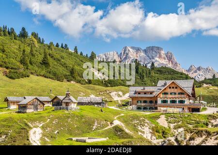 Schutzhaus Fodara Vedla und das Alpendorf um es herum, Fodara Vedla, Dolomiten, St. Vigil in Enneberg, Bozen, Südtirol, Italien, Europa Stockfoto