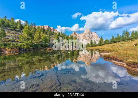 Alpe di Fanes / Fanes Alm, der Berg Cima Forca di Ferro / Eisengabelspitze im Wasser reflektiert, Dolomiten von Fanes Sennes Prags, St. Vigil in Enneberg, Bozen, Südtirol, Italien, Europa, Stockfoto