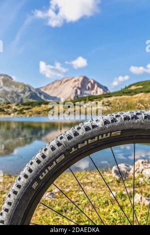 mtb Fahrradreifen und Felge, Limo See im Hintergrund, Dolomiten von Fanes Sennes Prags, St. Vigil in Enneberg, Bozen, Südtirol, Italien, Europa, Stockfoto