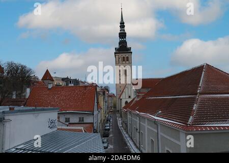 TALLINN, ESTLAND - 20. DEZEMBER 2019: Verschneite Stadtlandschaft zur Zeit des traditionellen Weihnachtsfestes Stockfoto