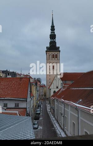 TALLINN, ESTLAND - 20. DEZEMBER 2019: Verschneite Stadtlandschaft zur Zeit des traditionellen Weihnachtsfestes Stockfoto