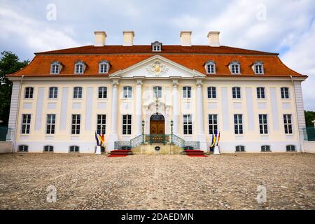 Schloss Meseberg ist ein Barockschloss 65 km nördlich von Berlin in Brandenburg, Deutschland, das der Rückzugsort des Bundeskanzlers von Deutschland und der offizielle ist Stockfoto