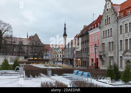 TALLINN, ESTLAND - 20. DEZEMBER 2019: Verschneite Stadtlandschaft zur Zeit des traditionellen Weihnachtsfestes Stockfoto