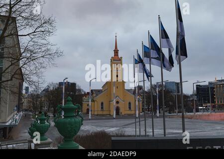 TALLINN, ESTLAND - 20. DEZEMBER 2019: Verschneite Stadtlandschaft zur Zeit des traditionellen Weihnachtsfestes Stockfoto