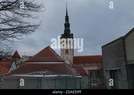 TALLINN, ESTLAND - 20. DEZEMBER 2019: Verschneite Stadtlandschaft zur Zeit des traditionellen Weihnachtsfestes Stockfoto