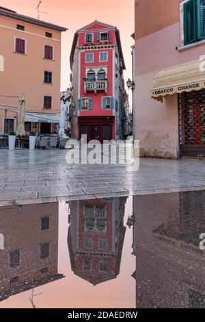 Rovinj - Rovigno, farbenfrohe Gebäude in Carera Straße, Istrien, Adria, Kroatien Stockfoto