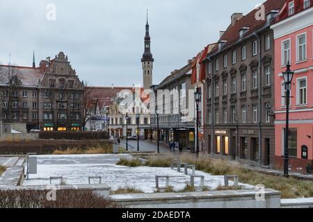 TALLINN, ESTLAND - 20. DEZEMBER 2019: Verschneite Stadtlandschaft zur Zeit des traditionellen Weihnachtsfestes Stockfoto