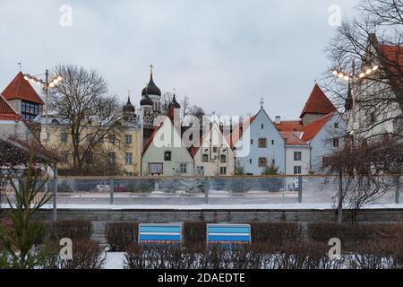 TALLINN, ESTLAND - 20. DEZEMBER 2019: Verschneite Stadtlandschaft zur Zeit des traditionellen Weihnachtsfestes Stockfoto